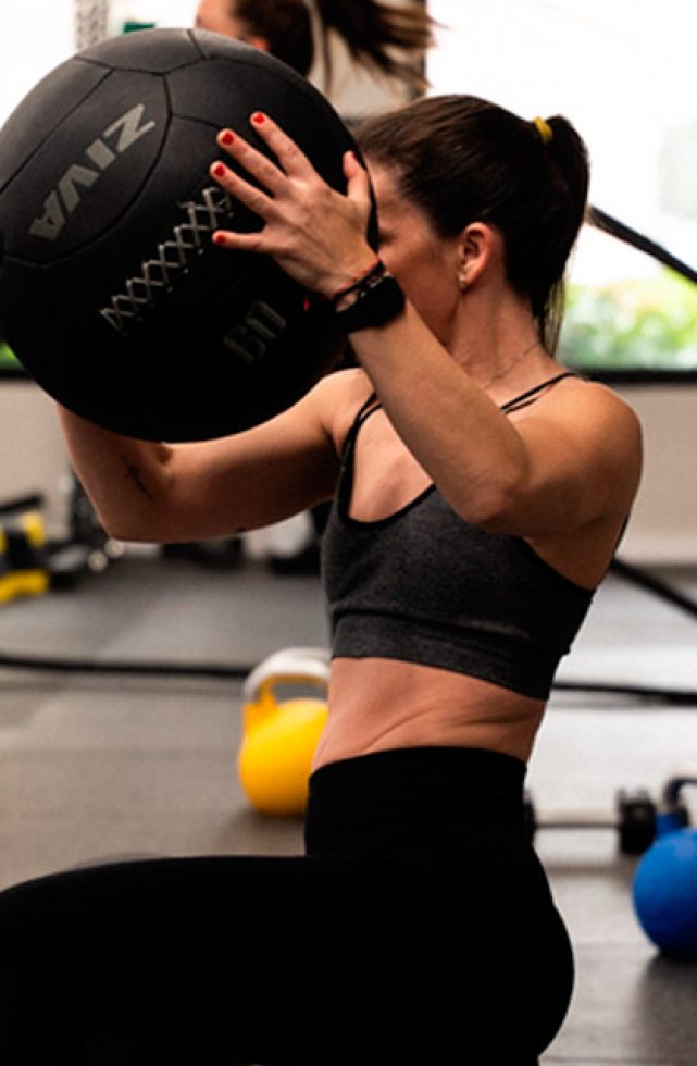 chica-levantando-pesas-en-sano-center